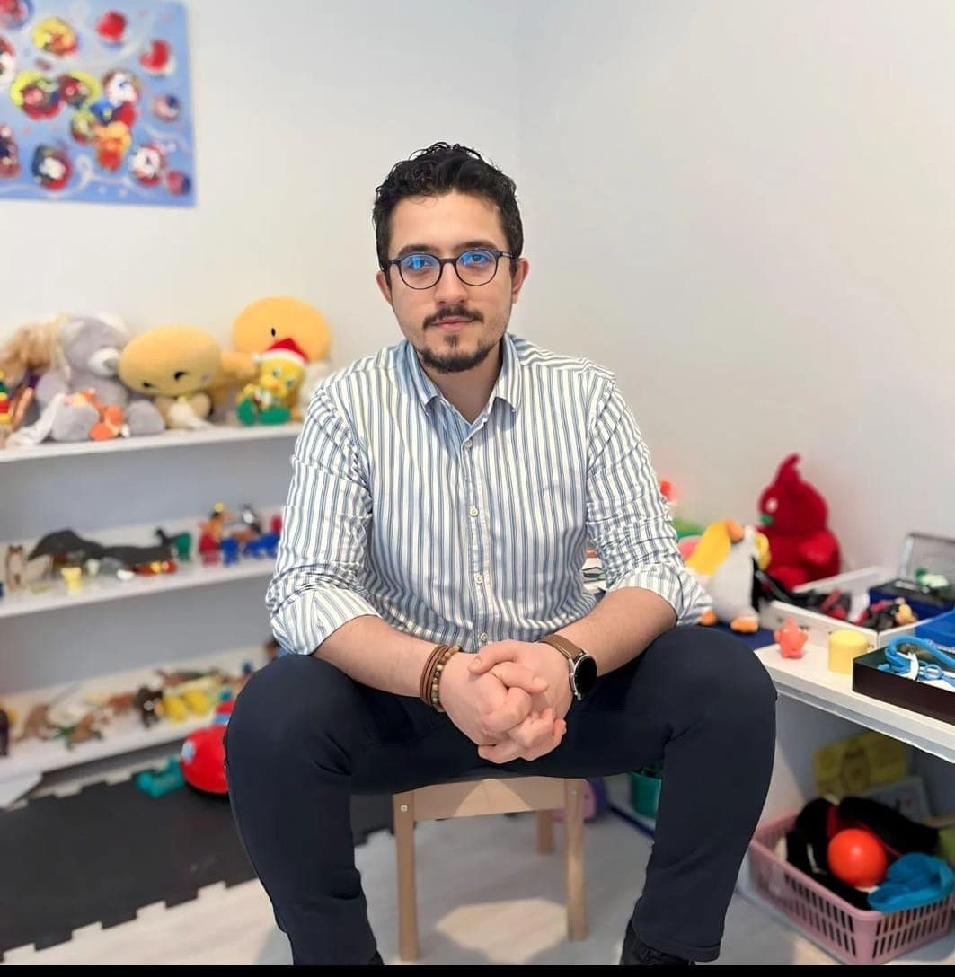 Oyun Terapisti Mücahit Emin Türk — oyun terapisi odasında